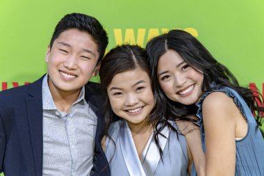 Jackson Geach, Miya Cech ve Ashley Liao 22 Mayıs 2019 'da Regency Village Theatre, Los Angeles' ta düzenlenen Netflix 'in 