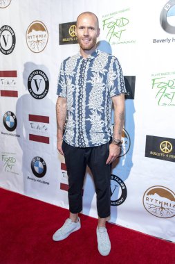 Oliver Trevena, 15 Eylül 2018 'de Waldorf Astoria Beverly Hills, Kaliforniya' da düzenlenen 2018 yıllık Emmy Ödülleri onuruna Özel Hediye Salonu 'na katıldı.