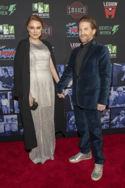 Clare Grant, Seth Green katılın 