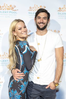 Caitlin O 'Connor ve Steven Duncan 18 Eylül 2018' de Tom Tom Bar, Los Angeles, Kaliforniya 'daki Sessiz Havuz Cin Resmi LA Fırlatma Partisi' ne katıldılar.