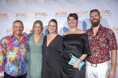 Sessiz Havuz Cin Takımı, 18 Eylül 2018 'de Tom Tom Bar, Los Angeles, Kaliforniya' daki Sessiz Havuz Cin Resmi LA Fırlatma Partisi 'ne katılıyor.