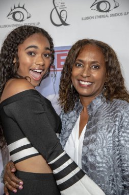 Chandler Kinney, Taryn Kinney, 6 Eylül 2019 'da Hollywood Arena Cinelounge' daki Görünmeyen Dünya Galasına katıldı. 