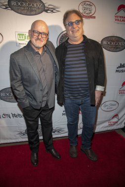 Tim Pierce, Ross Hogarth 27 Ekim 2019 'da Agoura Hills' teki The Canyon Club 'da düzenlenen RockGodz Hall of Fame Geleneksel Töreni' ne katıldı.