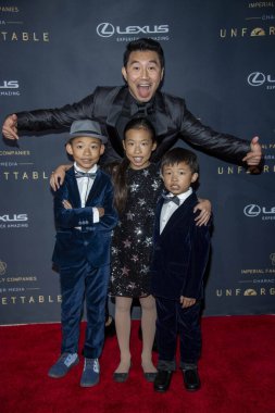 Simu Liu ve Mini Buzz Takımı 14 Aralık 2019 'da Beverly Hilton, Beverly Hills, CA' da düzenlenen 18. Unutulmaz Galaya katılırlar.