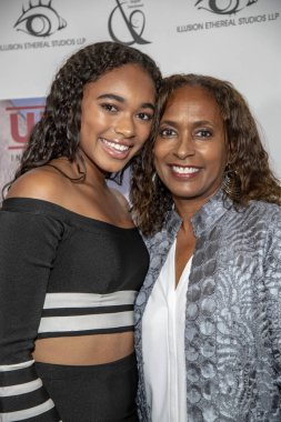 Chandler Kinney, Taryn Kinney, 6 Eylül 2019 'da Hollywood Arena Cinelounge' daki Görünmeyen Dünya Galasına katıldı. 