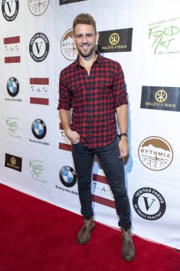 Nick Viall, 15 Eylül 2018 'de Waldorf Astoria Beverly Hills, Kaliforniya' da düzenlenen 2018 yıllık Emmy Ödülleri onuruna Özel Hediye Salonu 'na katılıyor.