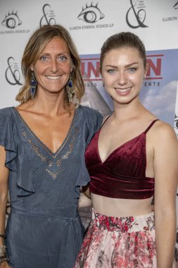 Elizabeth Blake-Thomas, Isabella Blake-Thomas 6 Eylül 2019 'da Hollywood Arena Cinelounge, Hollywood' daki Görünmeyen Dünya Premiere 'ine katıldı. 