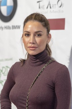 Asifa Mirza, 15 Eylül 2018 'de Waldorf Astoria Beverly Hills, Kaliforniya' da düzenlenen 2018 yıllık Emmy Ödülleri onuruna Özel Hediye Salonu 'na katıldı.