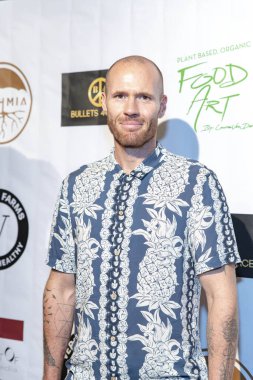 Oliver Trevena, 15 Eylül 2018 'de Waldorf Astoria Beverly Hills, Kaliforniya' da düzenlenen 2018 yıllık Emmy Ödülleri onuruna Özel Hediye Salonu 'na katıldı.