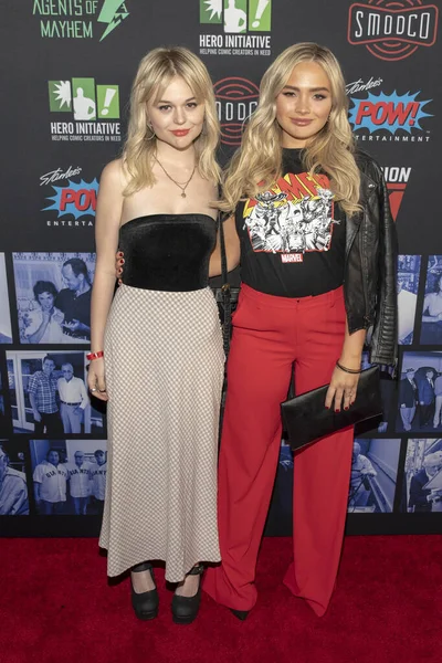 Natalie Alyn Lind Com Irmã Assiste Excelsior Celebration Amazing Fantastic — Fotografia de Stock