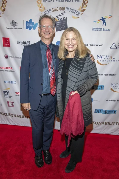 Roslyn KindのDavid Zimerman氏は 2020年3月7日に米国バーバンクのギャリー マーシャル シアターで開催されるチャリティ ローンチに出席しました — ストック写真