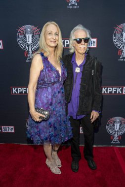 Ildiko Von Somogyi, John Densmore, 7 Eylül 2019 tarihinde Skirball Kültür Merkezi, Los Angeles 'ta 60 Yılı Kutlayan KPFK 90.7FM Yardım Galasına katıldı.