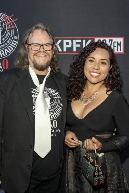Rick Allen ve Vanessa Valdez 7 Eylül 2019 'da Skirball Kültür Merkezi' nde 60 Yılı Kutlayan KPFK 90.7FM Yardım Galasına katıldı.