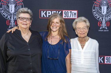 Eliza Roberts, Lila Garrett 7 Eylül 2019 'da Skirball Kültür Merkezi' nde 60 Yılı Kutlayan KPFK 90.7FM Yardım Galasına katıldı.