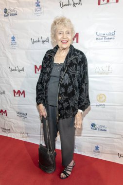 Kathleen Hughes Edwards Lowell ve Andrew Weiss Sunar: Marilyn Monroe 1 Haziran 2019 'da Edwards Lowell Galerisi, Beverly Hills, CA' da 17 Yıl Hazırlanıyor