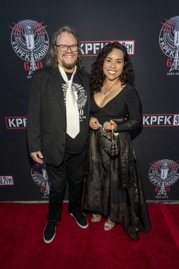 Rick Allen ve Vanessa Valdez 7 Eylül 2019 'da Skirball Kültür Merkezi' nde 60 Yılı Kutlayan KPFK 90.7FM Yardım Galasına katıldı.