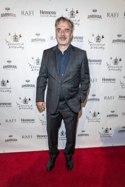 Chris Noth, B.R.O.K.E.N Kodu B.I.R.D Değiştirme Oyunu 'na katılıyor. S. Feury Tiyatrosu, Los Angeles' a 16 Kasım 2019 'da varıyor.