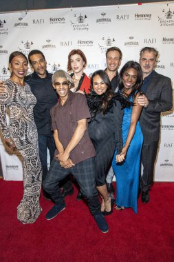 Oyuncular ve Yapımcılar B.R.O.K.E.N Kodu B.I.R.D Geçiş Oyunları 'na katılıyorlar. S. Feury Tiyatrosu' na varış, Los Angeles, CA, 16 Kasım 2019