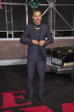 Jesse Williams 24 Ekim 2019 'da TCL Çin Tiyatrosu' ndaki Los Angeles Premiere 'deki Netflix' in 
