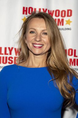 Mavi elbiseli kadın Hollywood Müzesi Lobi Övgü Serisi 'ne katılıyor. 5 Ekim 2019' da Hollywood Müzesi, Hollywood, CA 'da Bette Davis onurlandırılıyor.