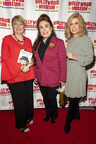Mujeres Asisten Hollywood Museum Lobby Tribute Series Honores Bette Davis — Foto de Stock
