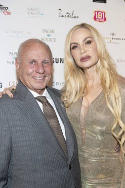 Thomas Girardi, Christina Fulton, 2 Aralık 2019 'da CRISTOPHE Beverly Hills, CA' de Ölümsüz Güzellik Açılışı etkinliğinde Christina Fulton 'a katıldı.
