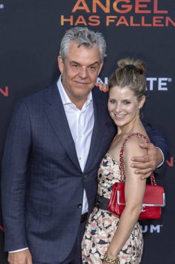 Danny Huston, Rosie Fellner 20 Ağustos 2019 'da Westwood Regency Village Theatre' da Lion 'un 