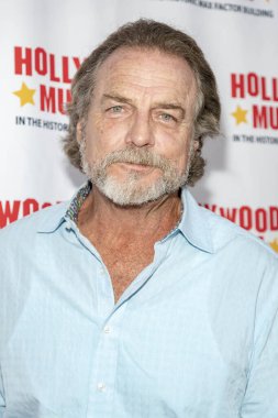 Darby Hinton, 25 Eylül 2019 'da Hollywood Müzesi' nin lobi serisinde Dawn Wells ile birlikte 