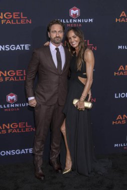 Gerard Butler, Morgan Brown 20 Ağustos 2019 'da Regency Village Theatre, Westwood' da Lion stage 'in 