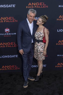 Danny Huston, Rosie Fellner 20 Ağustos 2019 'da Westwood Regency Village Theatre' da Lion 'un 