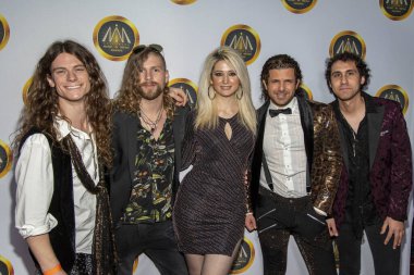 Tiff Alkouri, 20 Kasım 2019 'da Avalon Hollywood' da Hollywood Medya Ödülleri 'ne bir grup adamla katıldı.