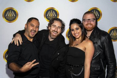 Gülümseyen bir grup insan 20 Kasım 2019 'da Avalon Hollywood, Hollywood, CA' da düzenlenen Medya Ödülleri 'nde Hollywood Müzik Ödülleri' ne katılıyor.