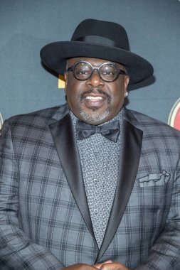 Şovmen Cedric, 4 Aralık 2019 'da Dolby Theater, Hollywood, CA' da 28. Geleneksel Zıplama Trompet Ödüllerine katıldı.