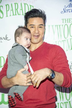 Mario Lopez, Hollywood Bulvarı, CA 'da 1 Aralık 2019' da Denizci Oyuncakları için düzenlenen 88. Hollywood Noel Geçit Törenine katıldı.