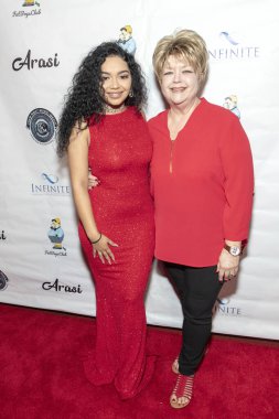 Arasi, Candace Rice-Henderson 23 Aralık 2018 'de Los Angeles, Kaliforniya' daki The Federal Bar 'ın çatısında Arasi' nin AP Yayıncılık Partisi 'ne katıldı.