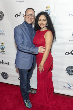 Isaac Rodarte, Arasi, 23 Aralık 2018 'de Los Angeles, Kaliforniya' daki The Federal Bar 'ın çatısında Arasi' nin AP Yayıncılık Partisi 'ne katıldı.