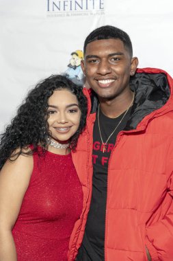 Arasi, Gabriel Collins, 23 Aralık 2018 'de Los Angeles, Kaliforniya' daki Federal Bar 'ın çatısındaki Arasi' nin AP Yayıncılık Partisi 'ne katıldı.