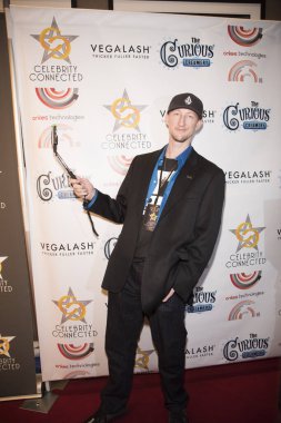 Eric Zuley, 17 Eylül 2016 'da Hollywood, Kaliforniya' da W Hotel Hollywood 'da Emmy Ödülleri' ni onurlandıran 2016 Lüks Hediye Süiti kırmızı halısına ulaştı.. 