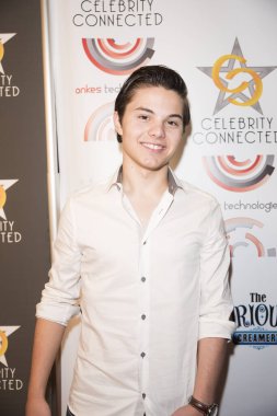 Zach Callison, 17 Eylül 2016 'da Hollywood, Kaliforniya' da W Hotel Hollywood 'da Emmy Ödülleri' ni onurlandıran 2016 Lüks Hediye Süiti kırmızı halısına ulaştı.. 