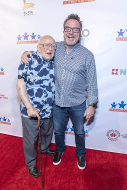 Ed Asner, Tom Arnold 8 Eylül 2018 'de PLAYA Stüdyosunda düzenlenen 6. Ed Asner & Friends Poker Turnuvası Ünlüler Gecesi' ne katıldı.