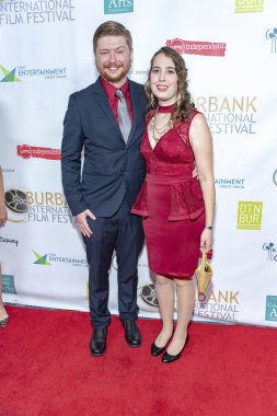 Robert Stuart ve Amy Parks, 9 Eylül 2018 'de Los Angeles Marriott Burbank Havalimanı Oteli' nde düzenlenen 10. Burbank Film Festivali Kapanış Gecesi 'ne katıldılar.