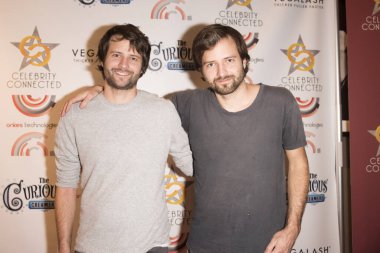 Ross Duffer ve Matt Duffer, 17 Eylül 2016 'da Hollywood, Kaliforniya' da W Hotel 'de Emmy Ödülleri' ni onurlandıran 2016 Lüks Bağlı Süit Kırmızı Halı 'ya geldiler.. 