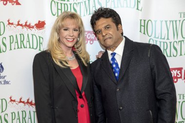 Erik Estrada ve Laura McKenzie, 26 Kasım 2017 'de Hollywood, Kaliforniya' da düzenlenen Deniz Oyuncakları Vakfı 'nın 86.