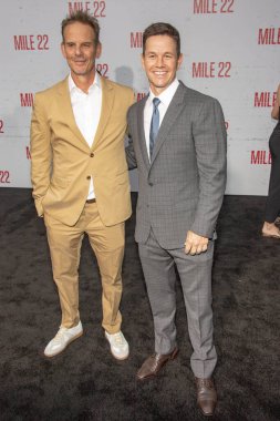 Peter Berg, Mark Wahlberg 9 Ağustos 2018 'de Los Angeles' taki The Regency Village Theatre 'da düzenlenen 