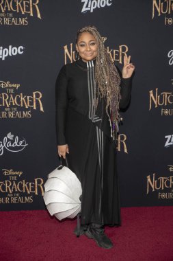 Raven-Symone 29 Ekim 2018 'de Dolby Theater, Los Angeles, Kaliforniya' da düzenlenen Disneys The Fındıkkıran ve Four Realms World Premiere konserine katıldı.