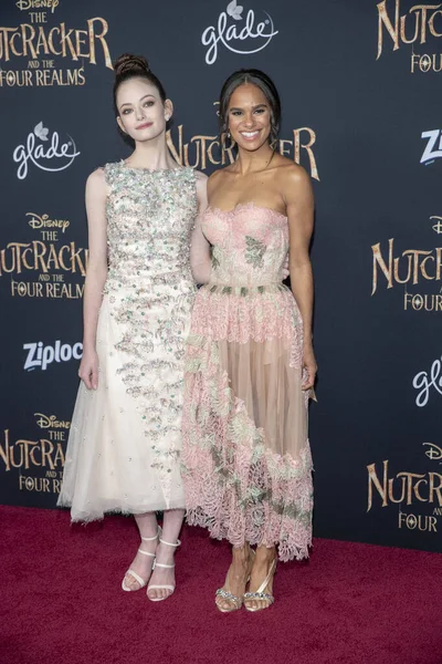 Misty Copeland Mackenzie Foy Asiste Disneys Nutcracker Four Realms World — Foto de Stock