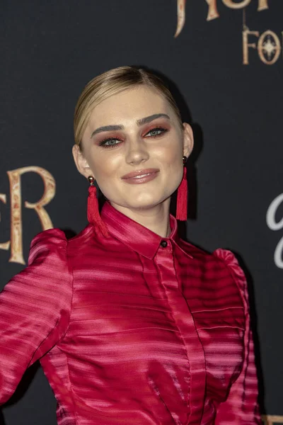 Meg Donnelly Deltar Disneys Nötknäpparen Och Den Fyrfaldiga Världspremiären Dolby — Stockfoto