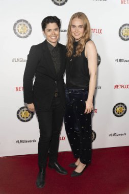 Jenny Caloca ve Lizz Roberts 7 Nisan 2018 'de Alex Theatre, Glendale' de düzenlenen 5. Geleneksel Konum Yöneticileri Loncası Uluslararası Ödülleri 'ne katıldılar.