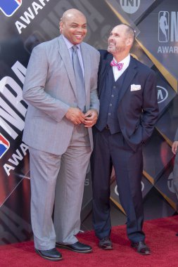 Charles Barkley ve Ernie Johnson Jr. 25 Haziran 2018 'de Barker Hanger, Santa Monica, Kaliforniya' dan 2018 NBA Ödül Töreni 'ne katılmıştır.