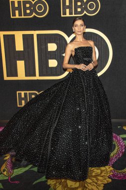 Angela Sarafyan, 17 Eylül 2018 'de Los Angeles Pasifik Tasarım Merkezi' ndeki Plaza 'da 70. Primetime Emmy Ödülleri' nin ardından HBOS Post Ödül Töreni 'ne katıldı. 